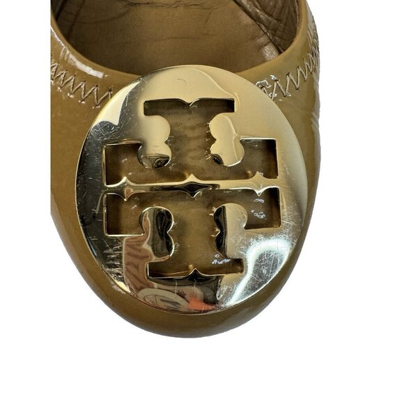 Tory Burch Reva Tan Patent Ballet Flats 8.5 Gold Logo Chic Luxe Classic Spot - Picture 16 of 16